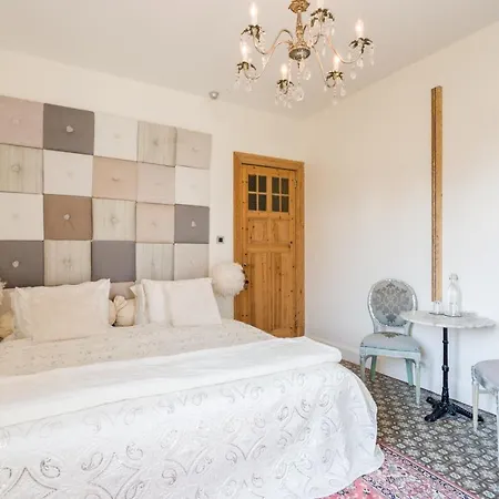 Azee Bed & Breakfast