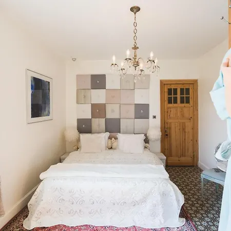 فندق مبيت وإفطار Azee 4*